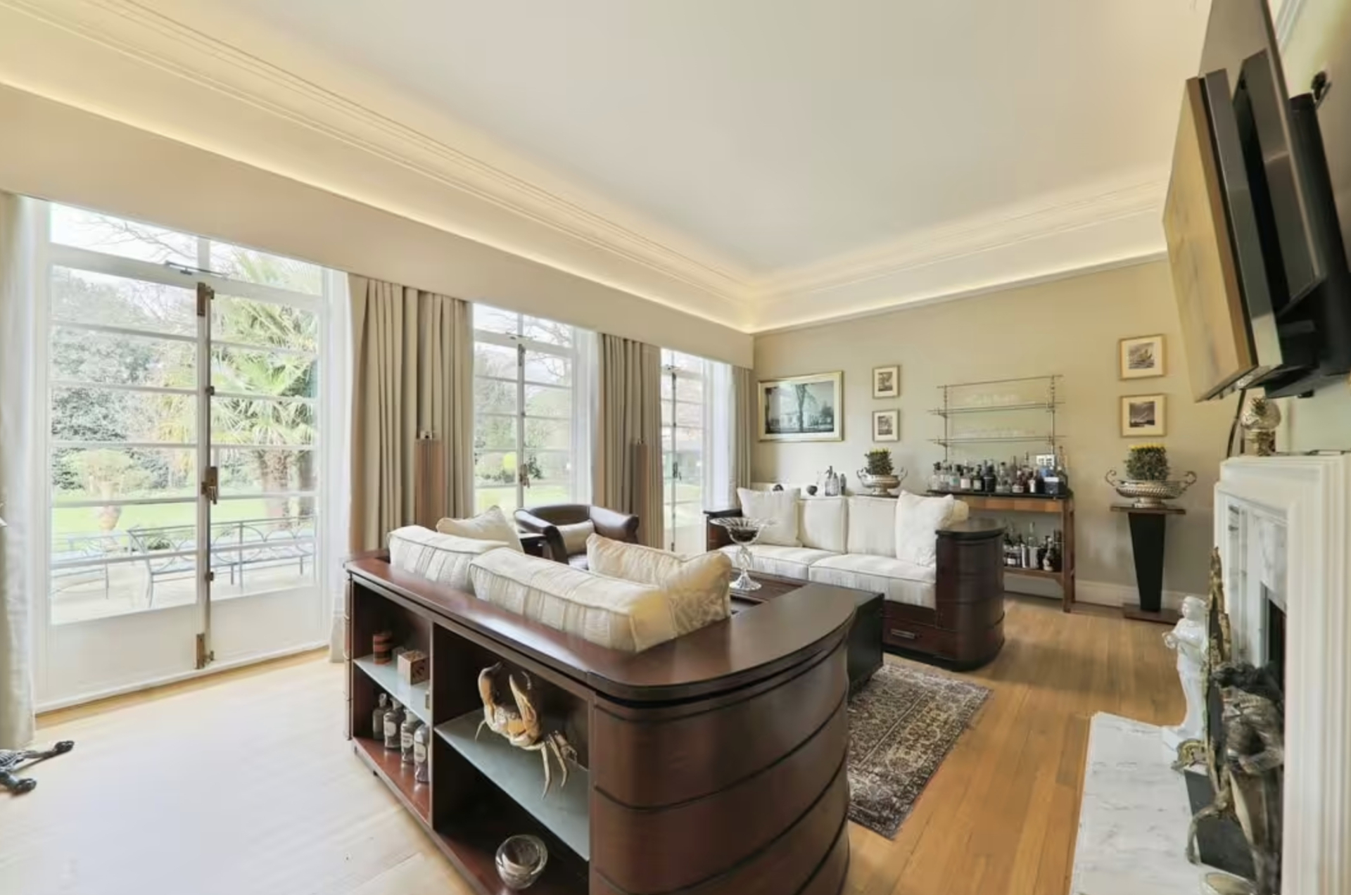 Hoàng gia Anh ráo bán biệt thự giá hơn 45 tỷ đồng