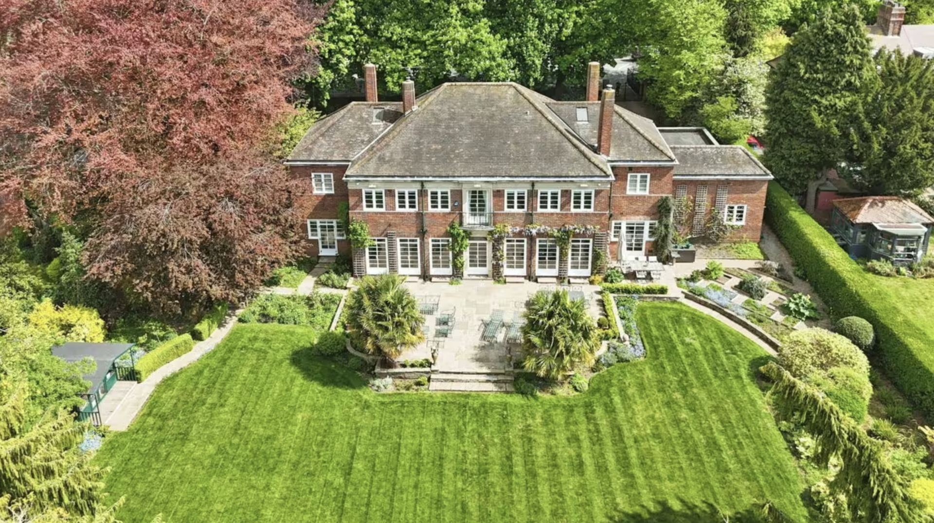 Hoàng gia Anh ráo bán biệt thự giá hơn 45 tỷ đồng