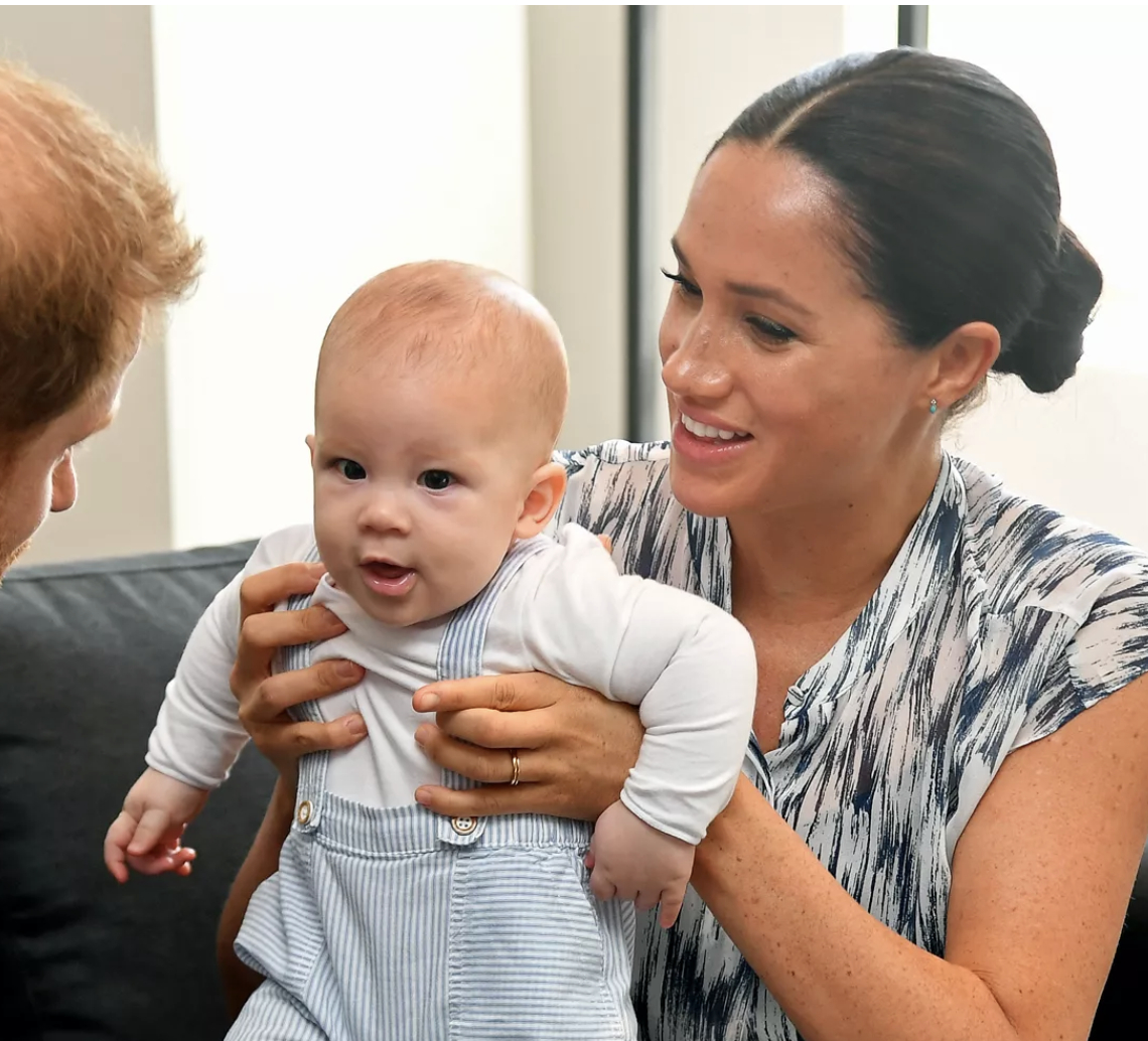 Điểm danh 14 chắt cưng Hoàng gia: Nữ hoàng đi xa, gia tài vô giá ở lại!