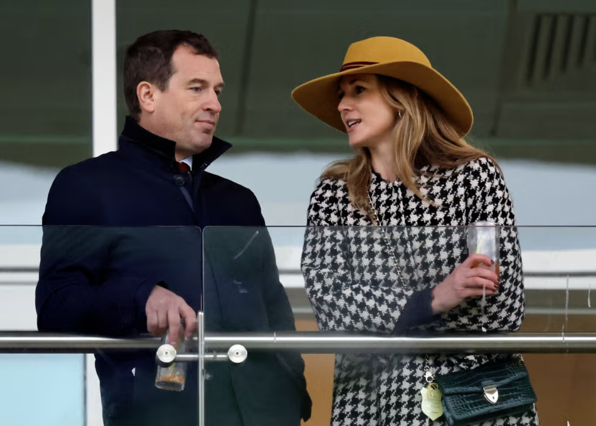 Peter Phillips và Harriet Sperling tại trường đua Cheltenham vào ngày 1 tháng 1 năm 2025.
