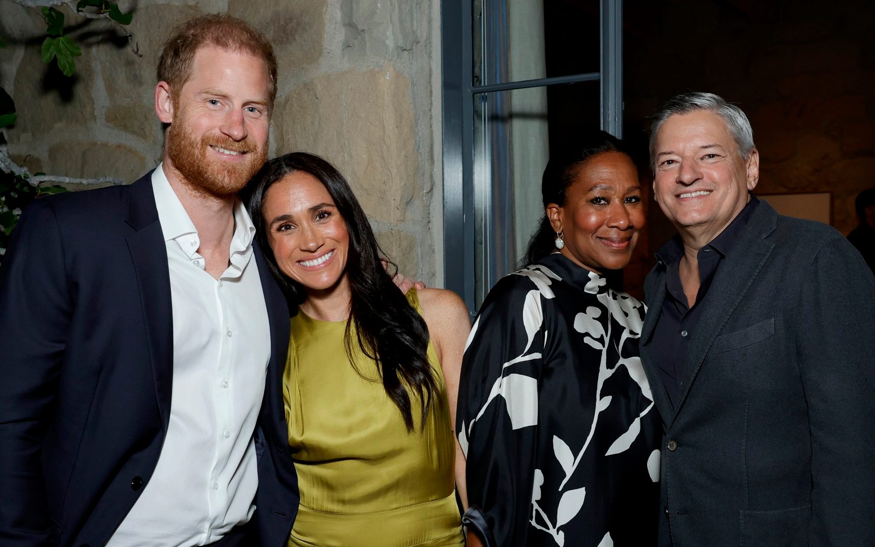 Meghan diện 'váy phục thù' tới tiệc sếp lớn Netflix