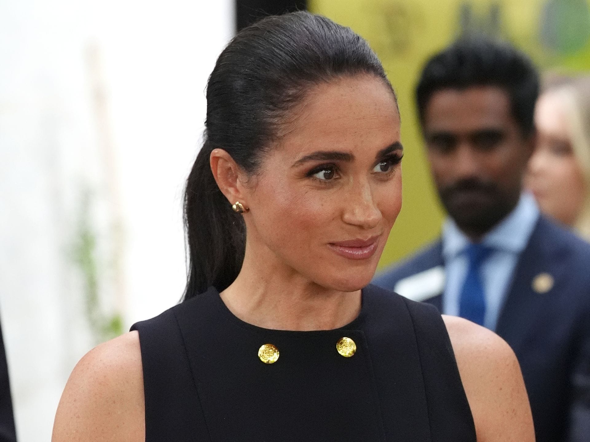 Meghan Markle sang Úc: Bán đồ qua app AI, khoe gu thời trang 