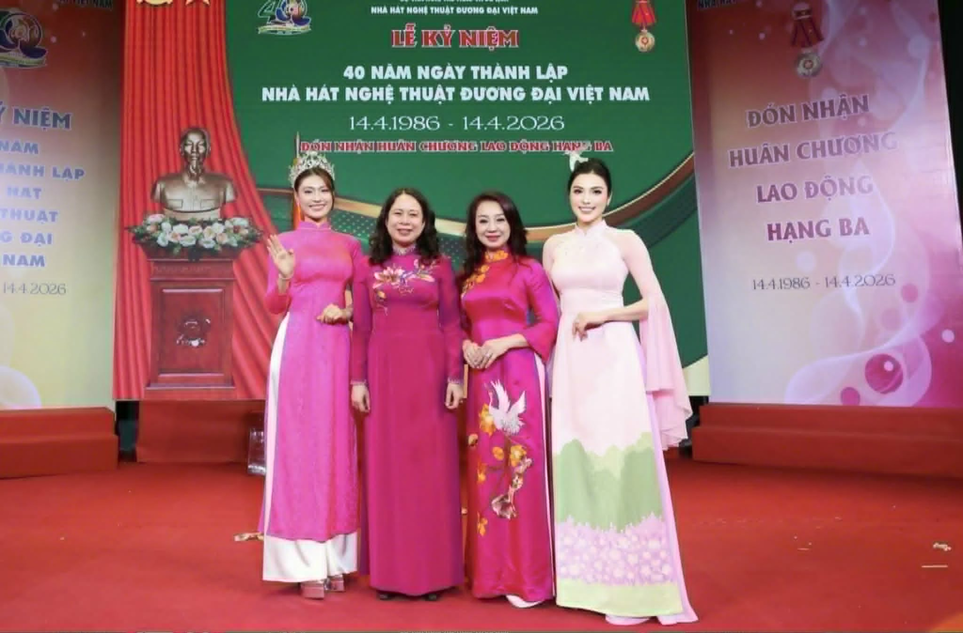 MC - Ca sĩ Kim Huyền Sâm ; NSUT Nguyễn Quỳnh Trang ; Phó Chủ Tịch Nước Võ Thị Ánh Xuân ( từ phải sang trái )