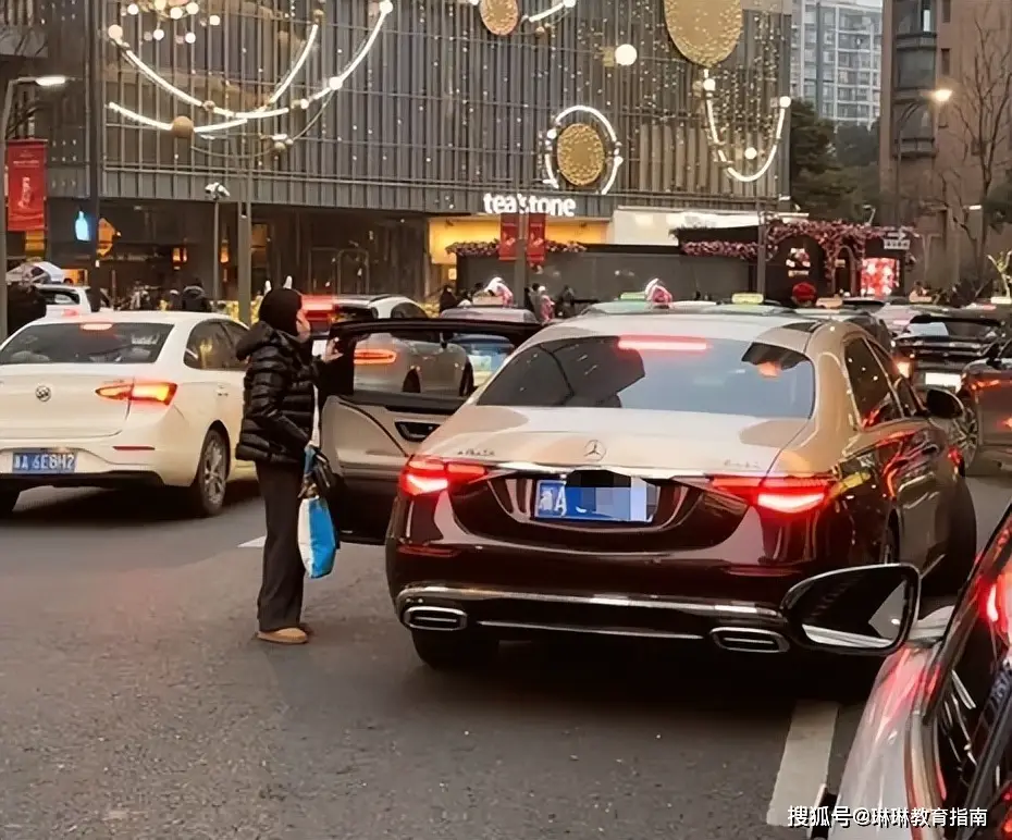 Người phụ nữ kia mặc một chiếc áo phao đen đơn giản, quần tối màu, đi boots tuyết khá phổ thông. Tổng thể trông rất bình thường, thậm chí hơi “quê”.