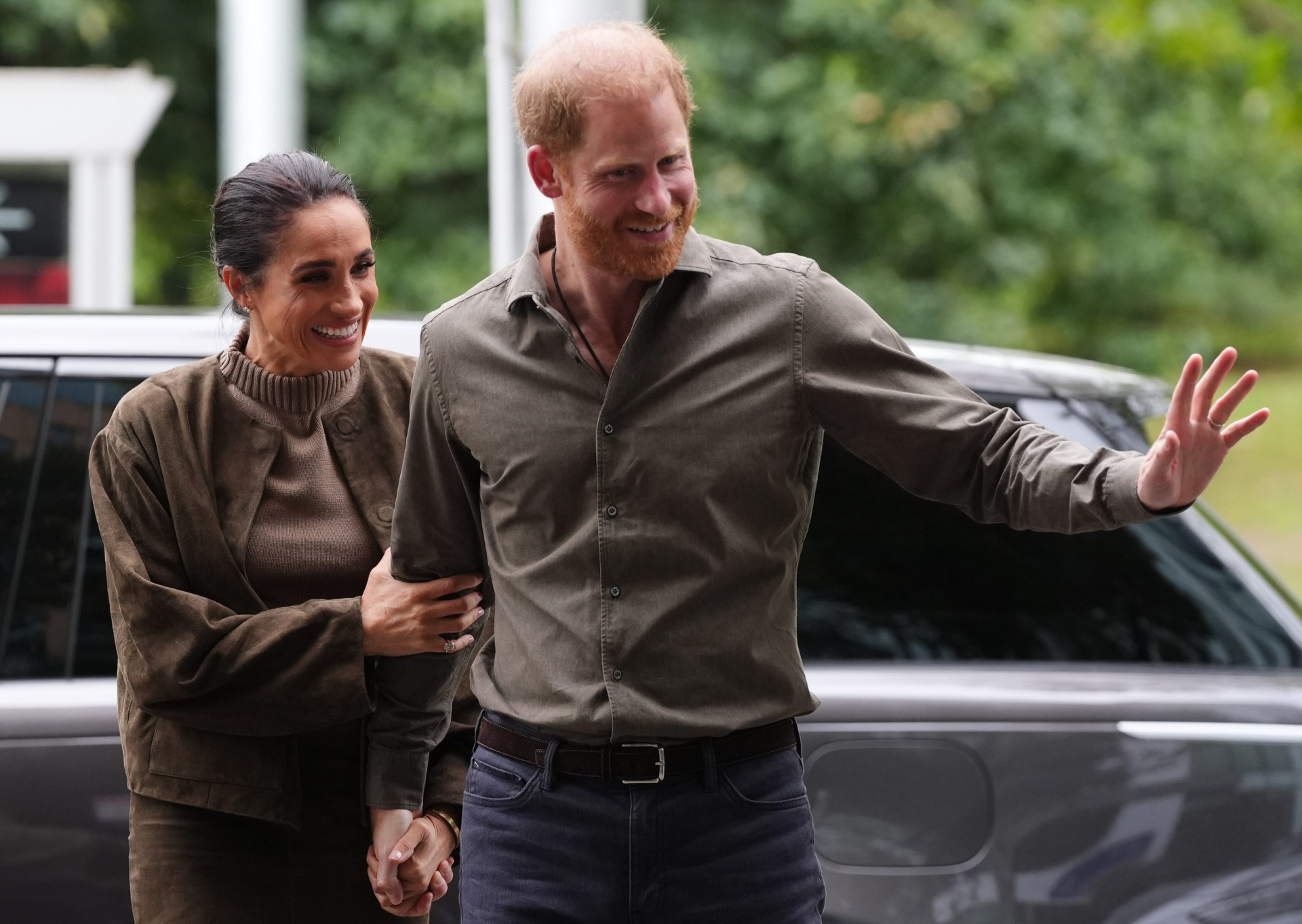 Chuyến đi Úc của vợ chồng Harry-Meghan: Người xót tiền thuế ngán ngẩm chê bai, kẻ ấm lòng khen ngợi!