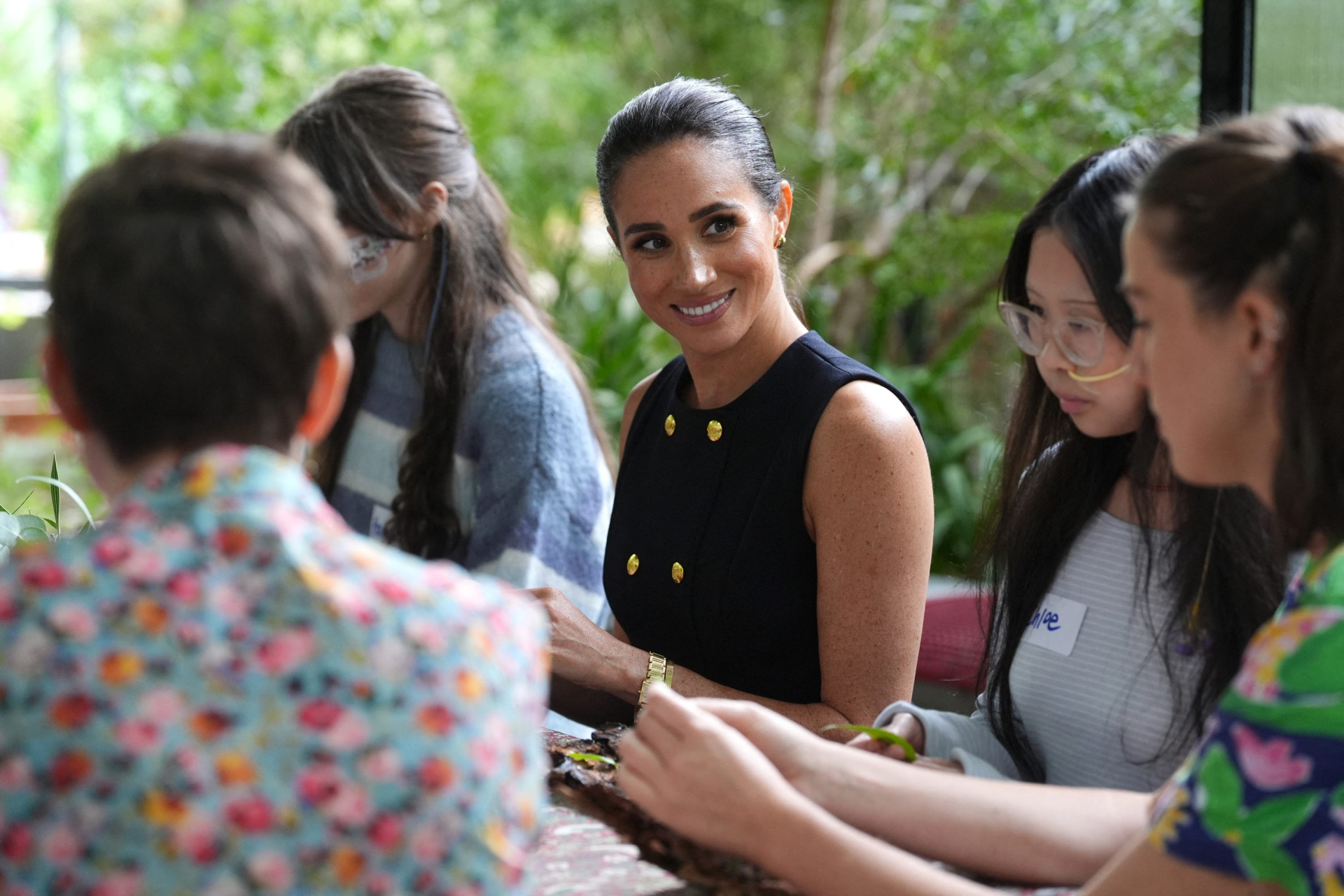 Chuyến đi Úc của vợ chồng Harry-Meghan: Người xót tiền thuế ngán ngẩm chê bai, kẻ ấm lòng khen ngợi!