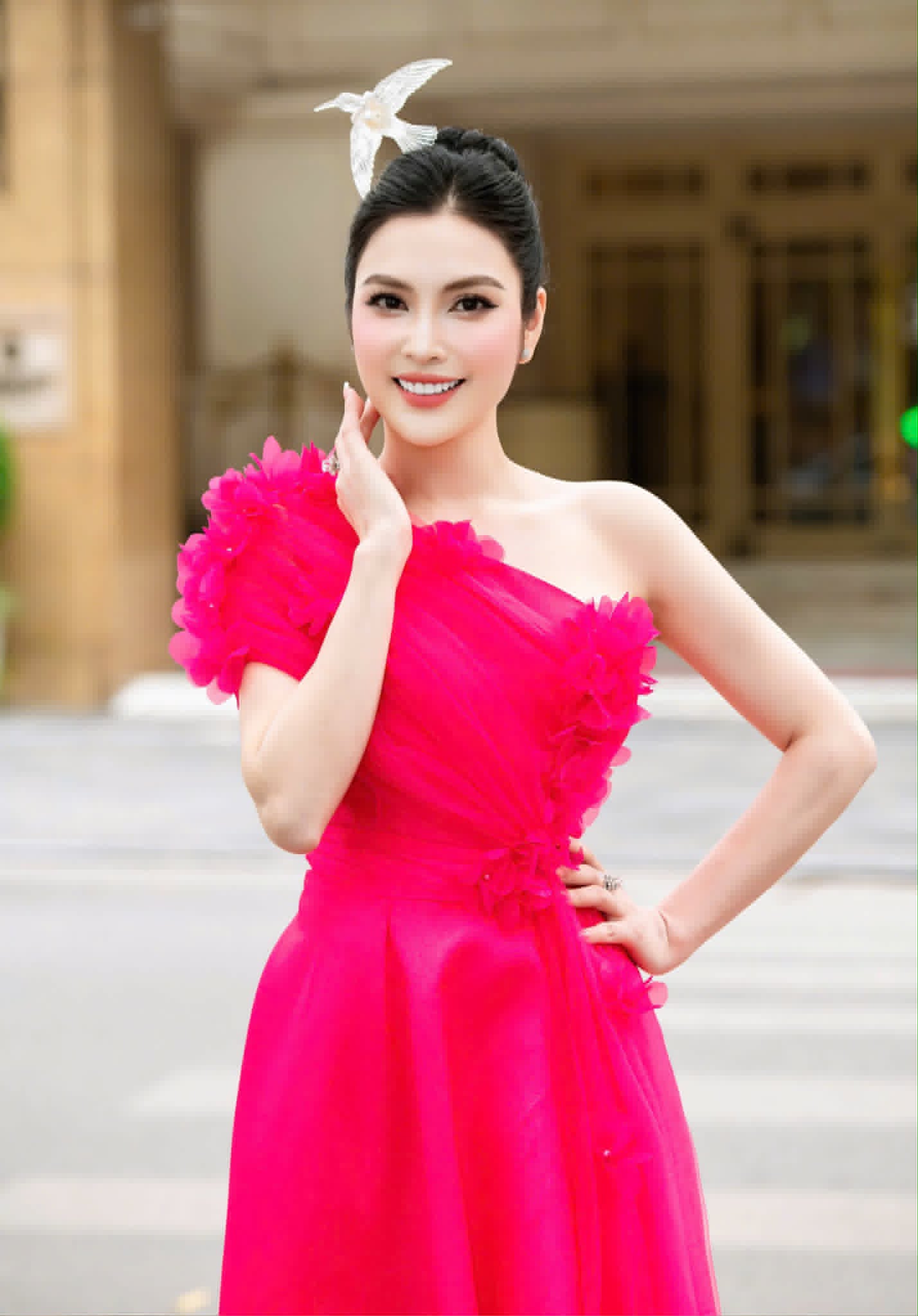 MC – ca sĩ Kim Huyền Sâm nhận Kỷ niệm chương, ghi dấu hơn 20 năm bền bỉ với nghệ thuật