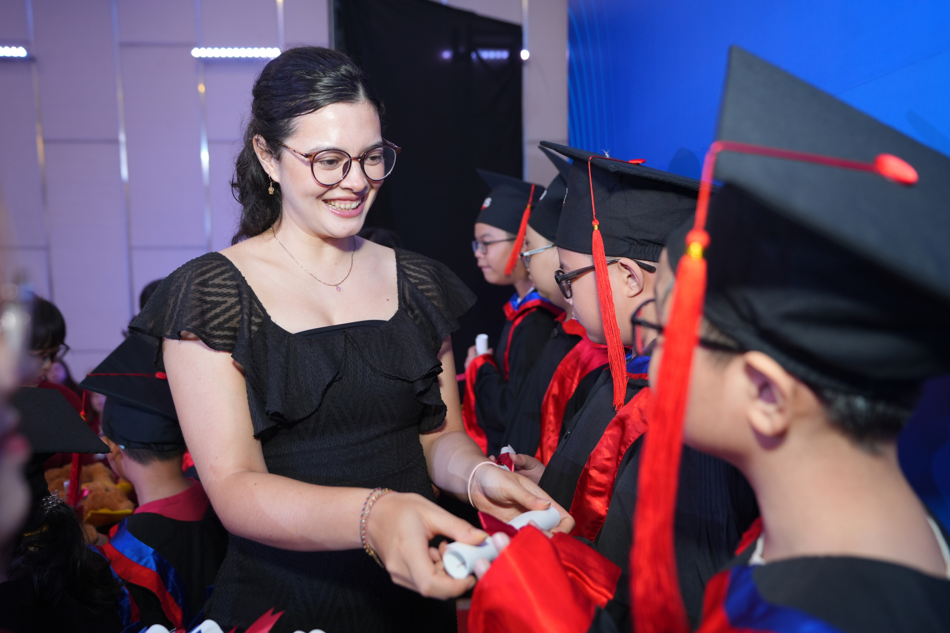 Không khí lễ vinh danh và phát chứng chỉ đợt 2 Tháng 4 diễn ra tốt đẹp