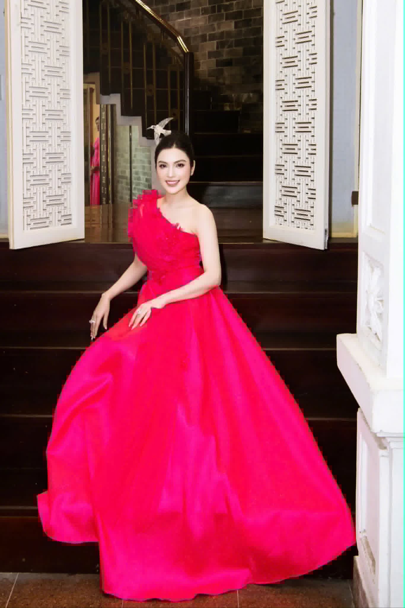 MC – ca sĩ Kim Huyền Sâm nhận Kỷ niệm chương, ghi dấu hơn 20 năm bền bỉ với nghệ thuật