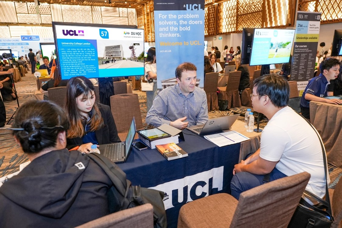   Đại diện trường đại học đánh giá hồ sơ trực tiếp tại một sự kiện của IDP. (Ảnh: IDP)  