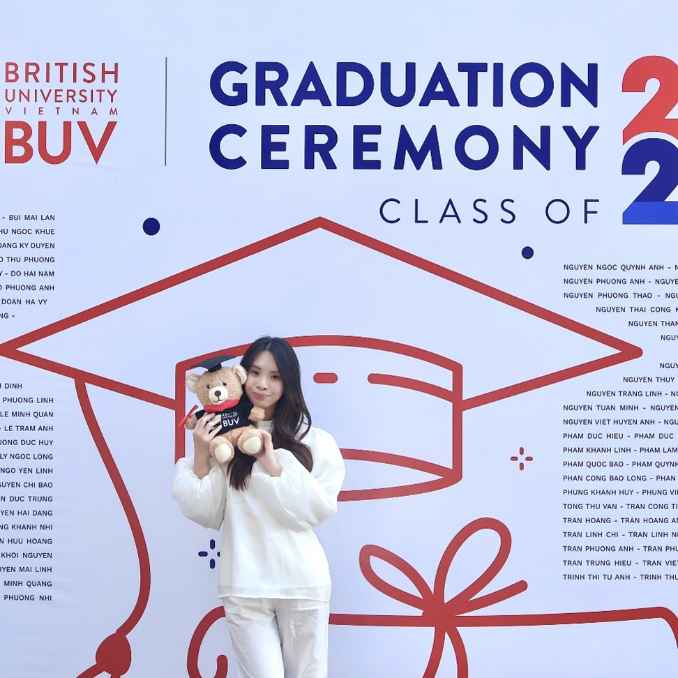   Trương Linh Giang, học sinh nhận được học bổng £15.000 cho chương trình MSc Marketing tại University of Bath (ngôi trường top 7 tại Anh).    