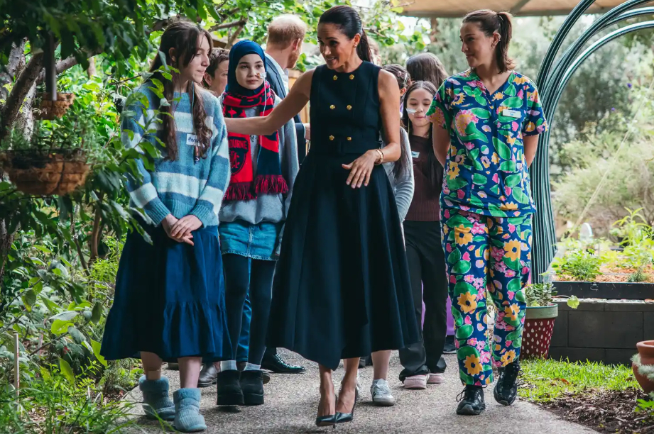 Meghan Markle sang Úc: Bán đồ qua app AI, khoe gu thời trang 
