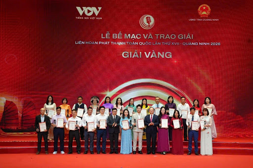   Các đại diện nhóm tác giả nhận Giải Vàng của LHPT toàn quốc lần thứ XVII.  