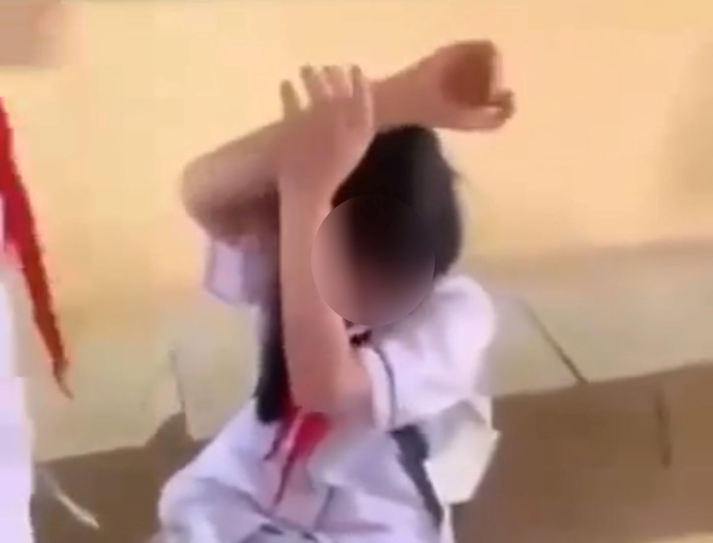 Nữ sinh bị nhóm bạn đánh hội đồng ngay tại lớp học. Ảnh cắt từ clip