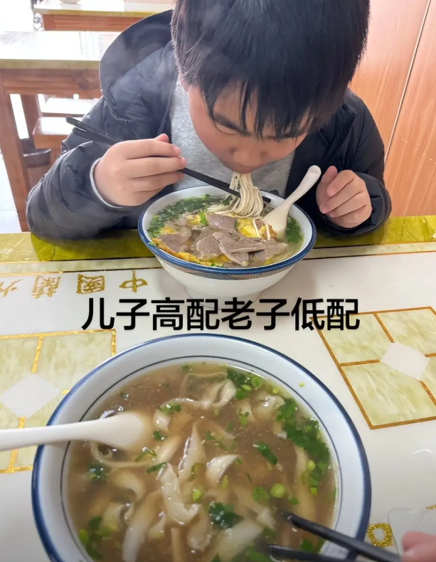 Hình ảnh hai bát mỳ đối lập