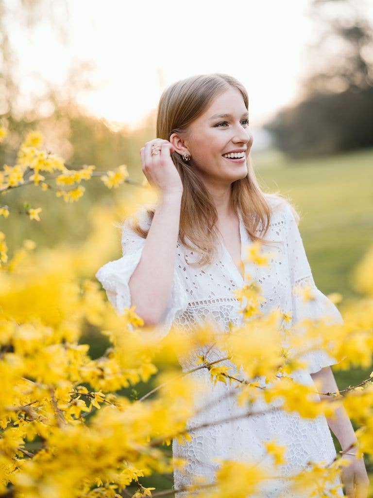 Công chúa Bỉ tròn 18 tuổi: Diện váy 'Diana' khoe nhan sắc cực phẩm, nhìn qua cứ ngỡ Vương phi Kate!