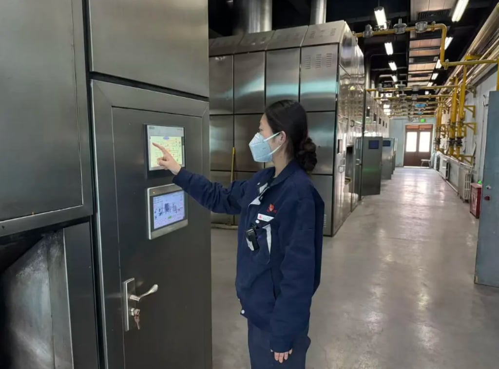 Cả thanh xuân làm bạn cùng tro cốt: Lời tự sự của những đóa 