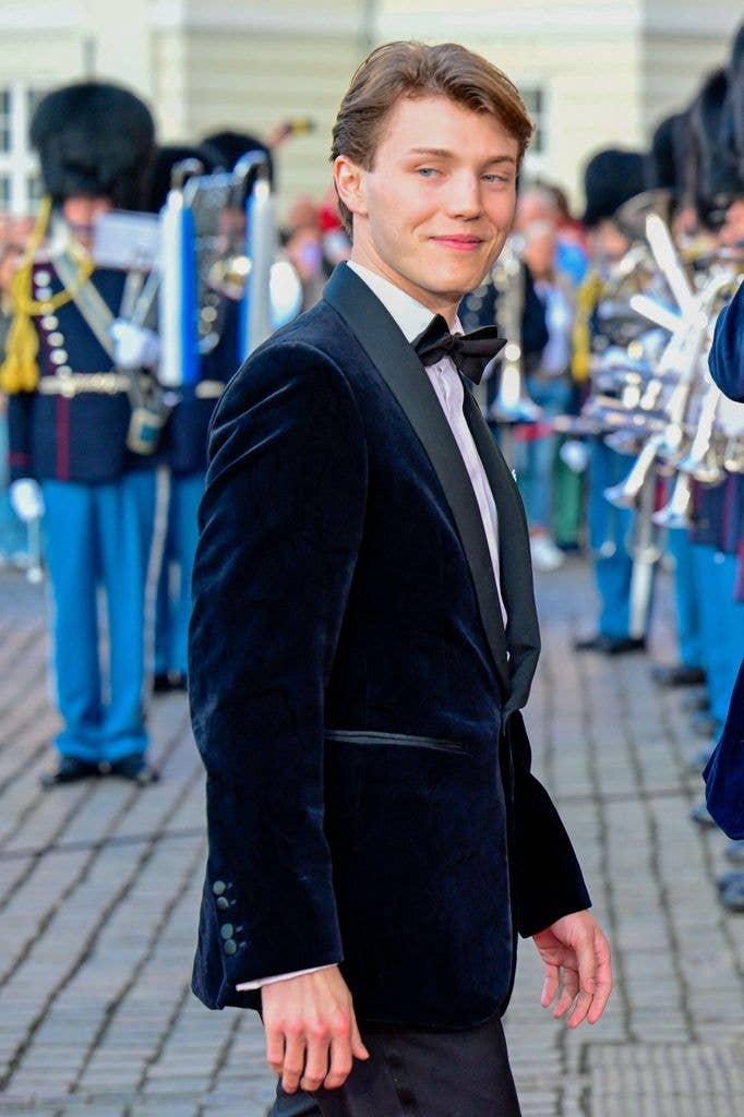 Quên William & Harry đi! Đây mới là 40 