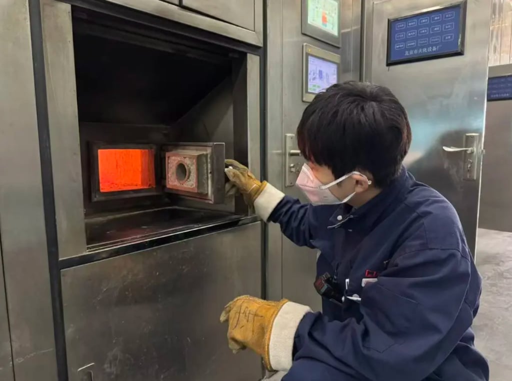 Cả thanh xuân làm bạn cùng tro cốt: Lời tự sự của những đóa 