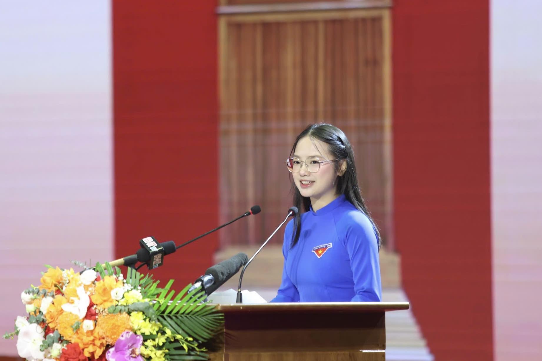 Bùi Hà Vy, đoàn viên Chi đoàn 11 Văn (Trường THPT Chuyên Hà Tĩnh). Ảnh: Báo Hà Tĩnh