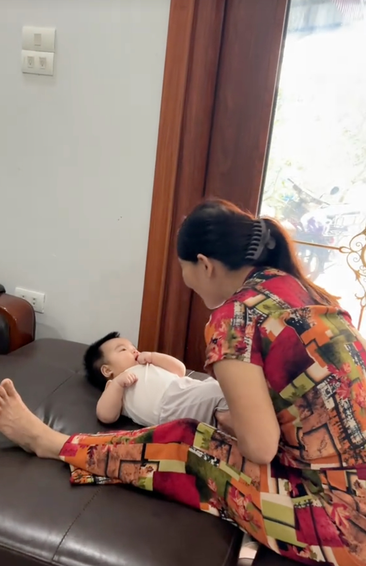 Mẹ đẻ sống chung một nhà với bố mẹ chồng: Bà ngoại Nghệ An lấy nước mắt của bao người bằng cách này!