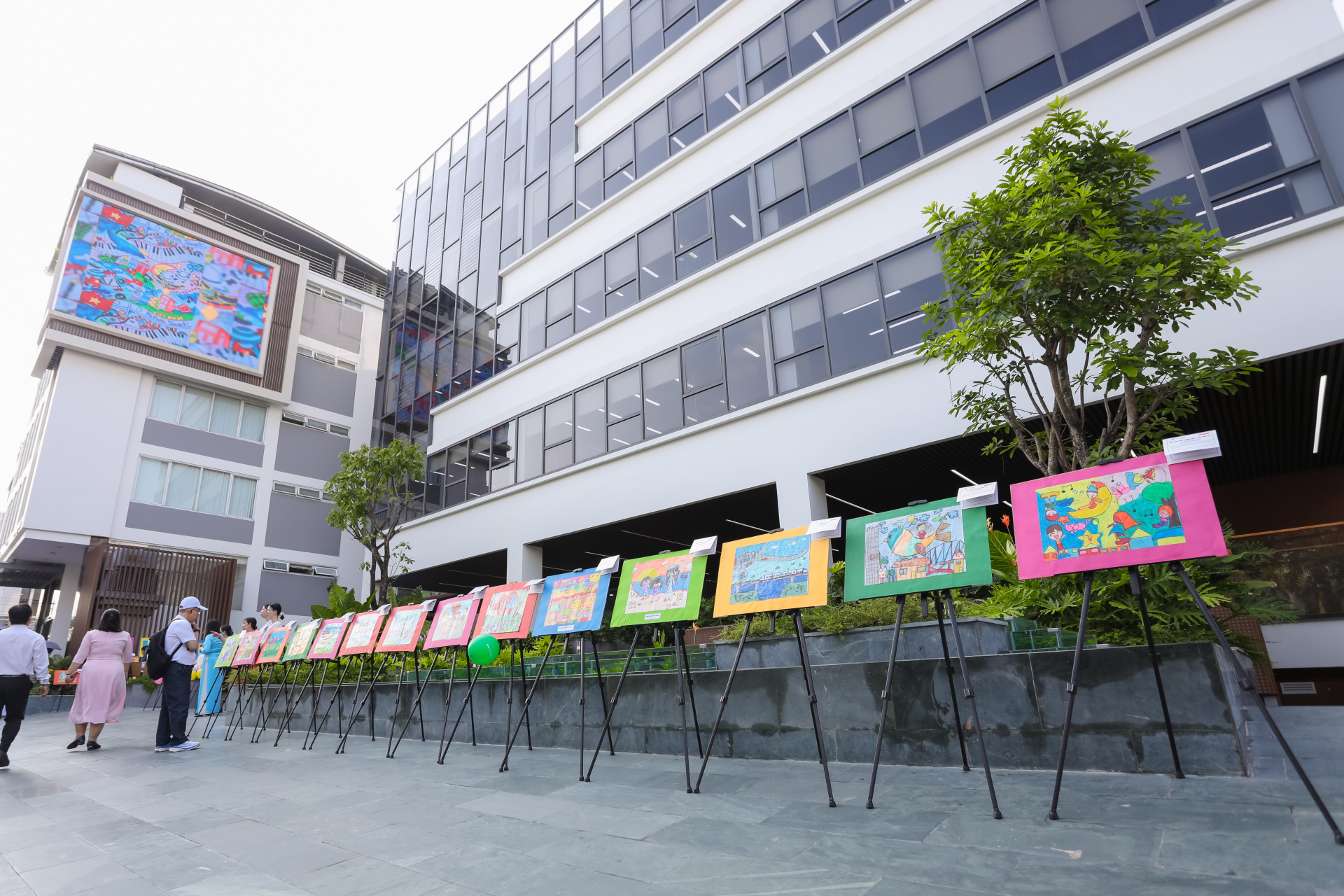 Triển lãm mỹ thuật đặc biệt quy tụ hàng trăm tác phẩm xuất sắc của học sinh từ bậc Tiểu học đến Trung học