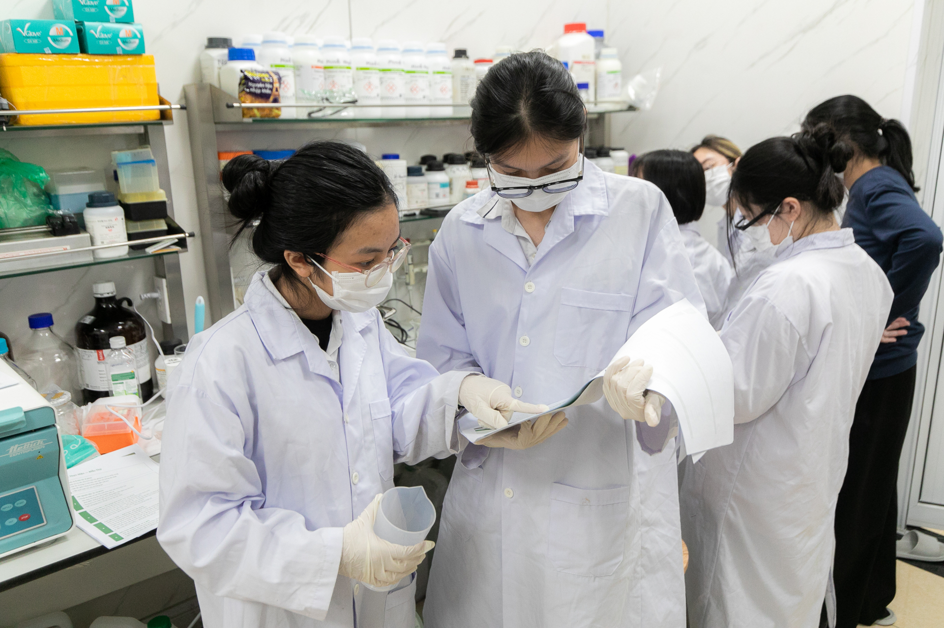   Nhóm học sinh nghiên cứu và phát triển sản phẩm sữa tắm & nước rửa tay từ lá thành ngạnh cho Hợp tác xã Embera   