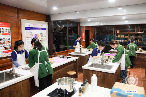   Nhóm học sinh bao gồm Trần Phương Thiên Ngân (Lớp 11), Nguyễn Ngọc Thanh Trà (Lớp 11), Ngô Thị Minh An (Lớp 9) và Trần Ngọc Linh (Lớp 8) trường Maya trong quá trình R&D sản phẩm  