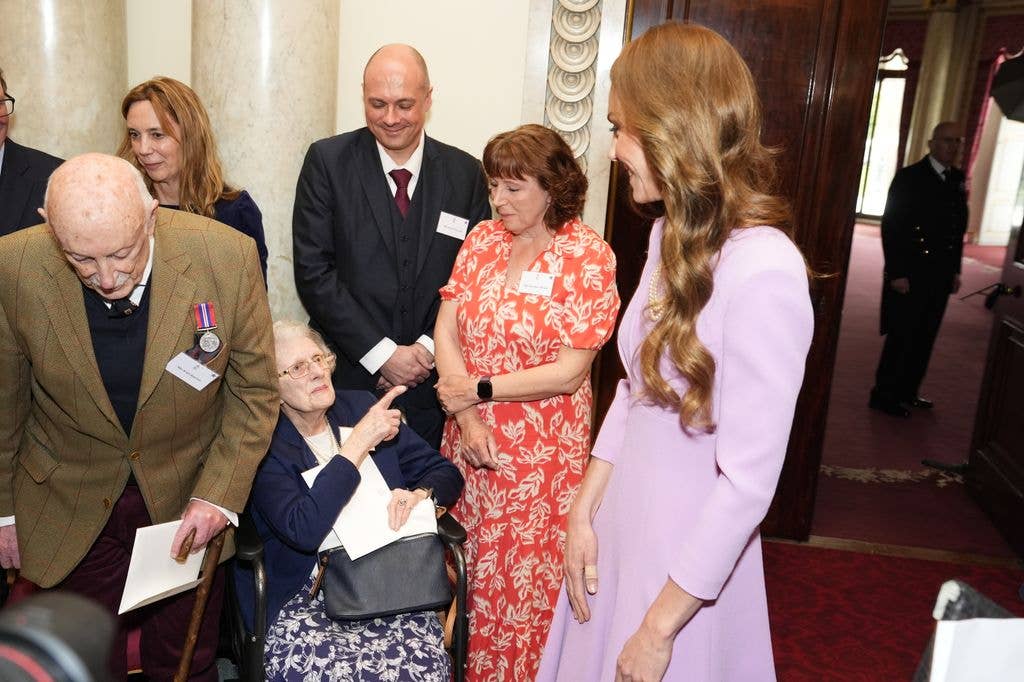 Vương phi Kate rạng rỡ tại sự kiện Hoàng gia, nhưng chi tiết 