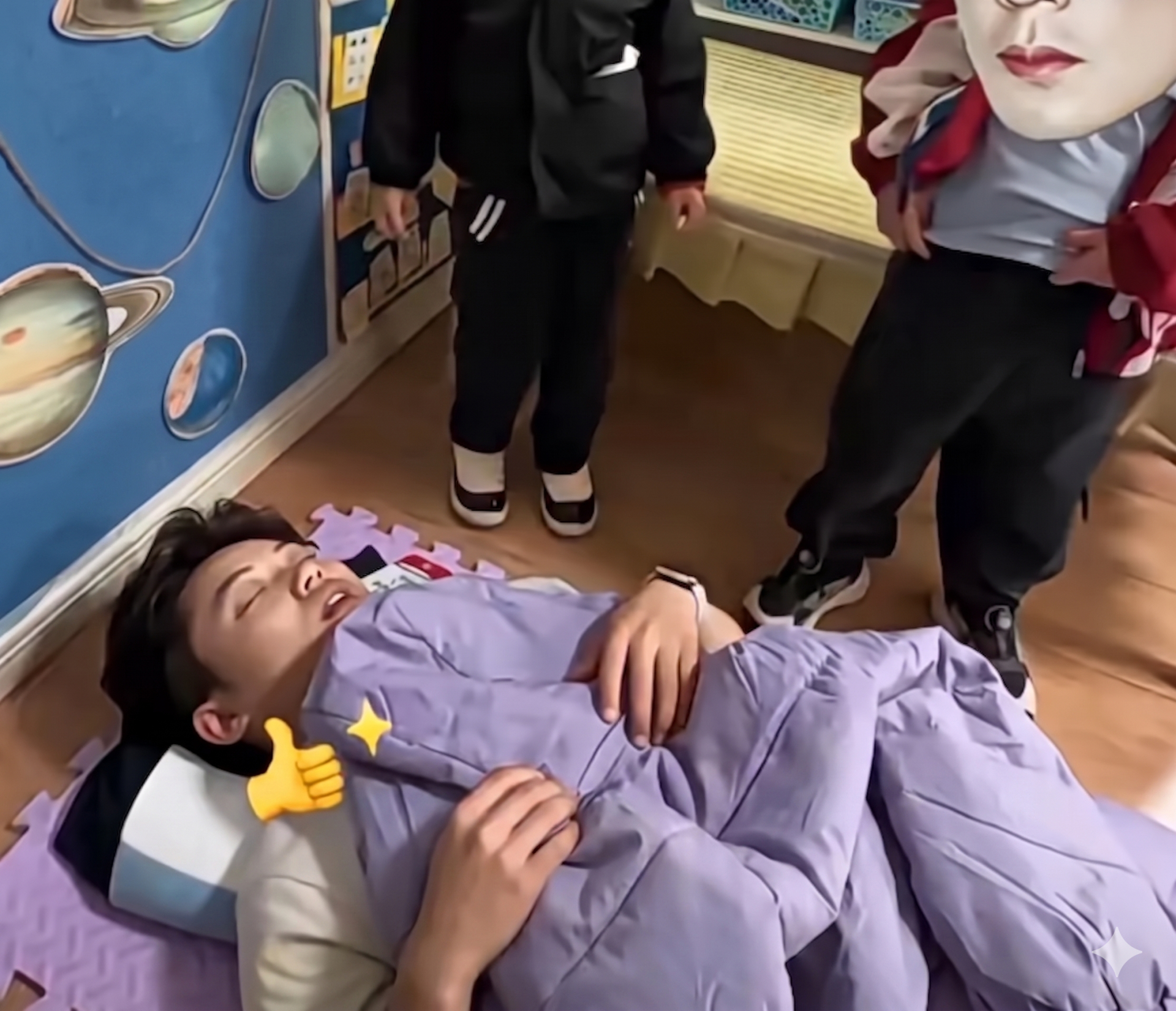 Thầy Trần ngủ quên được học sinh vây quanh gọi dậy