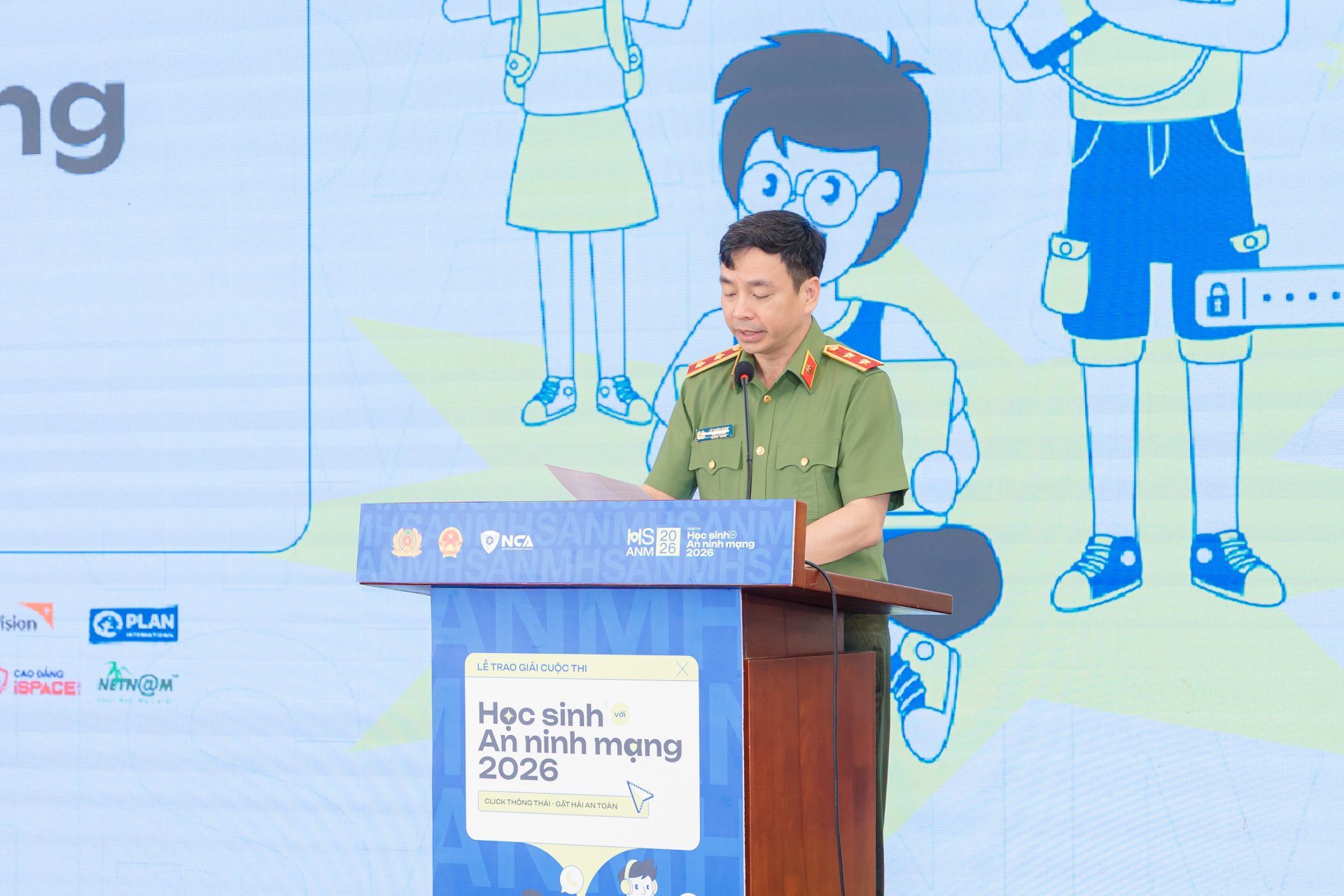 Thứ trưởng Bộ GDĐT Nguyễn Thị Quyên Thanh và Trung tướng Lê Xuân Minh, Cục trưởng Cục A05 trao giải Nhất cho học sinh, đơn vị dự thi.