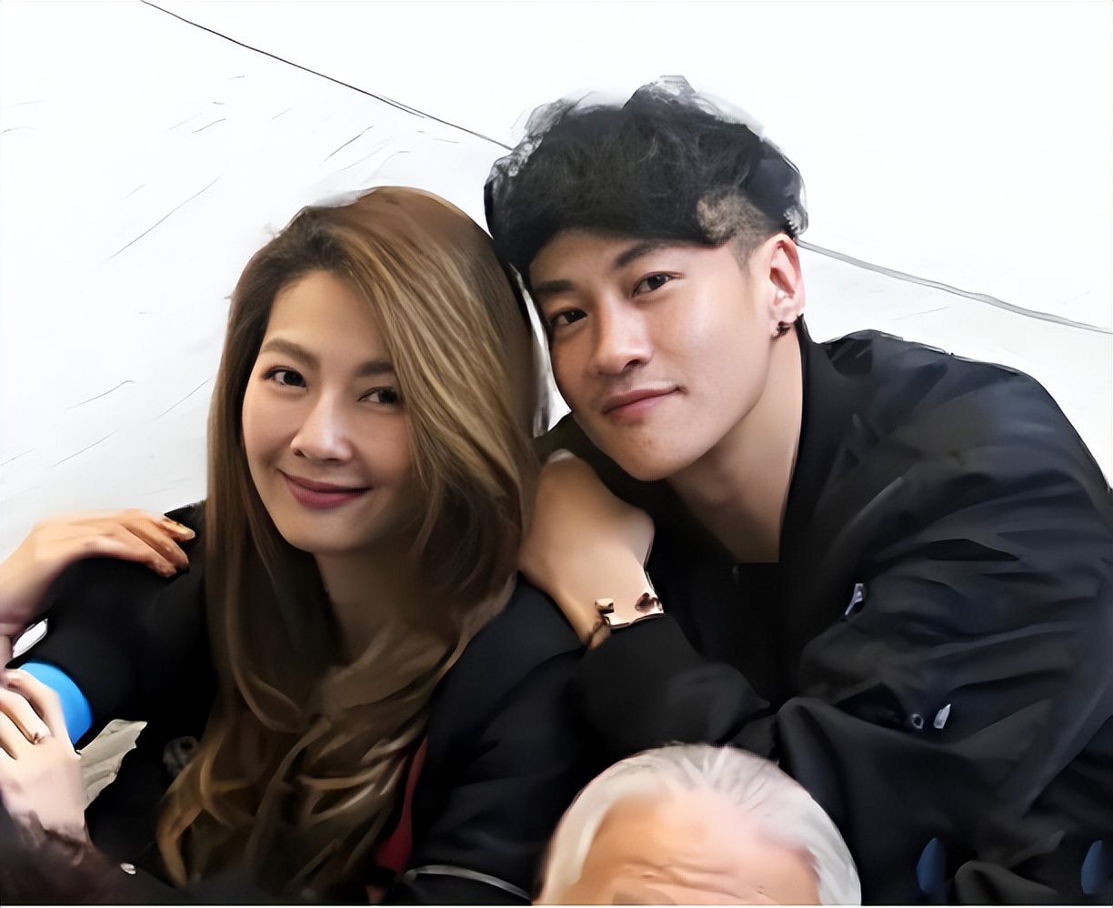 Nhìn cách Hà Nhuận Đông bùng nổ ở tuổi ngũ tuần, mới hiểu người vợ 