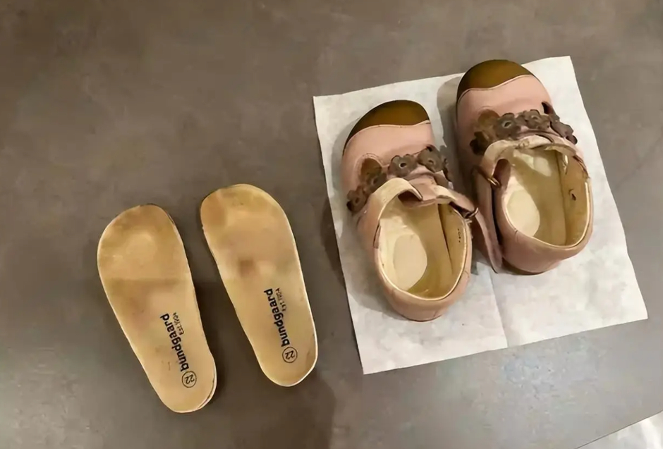 Đôi giày bị ố vàng