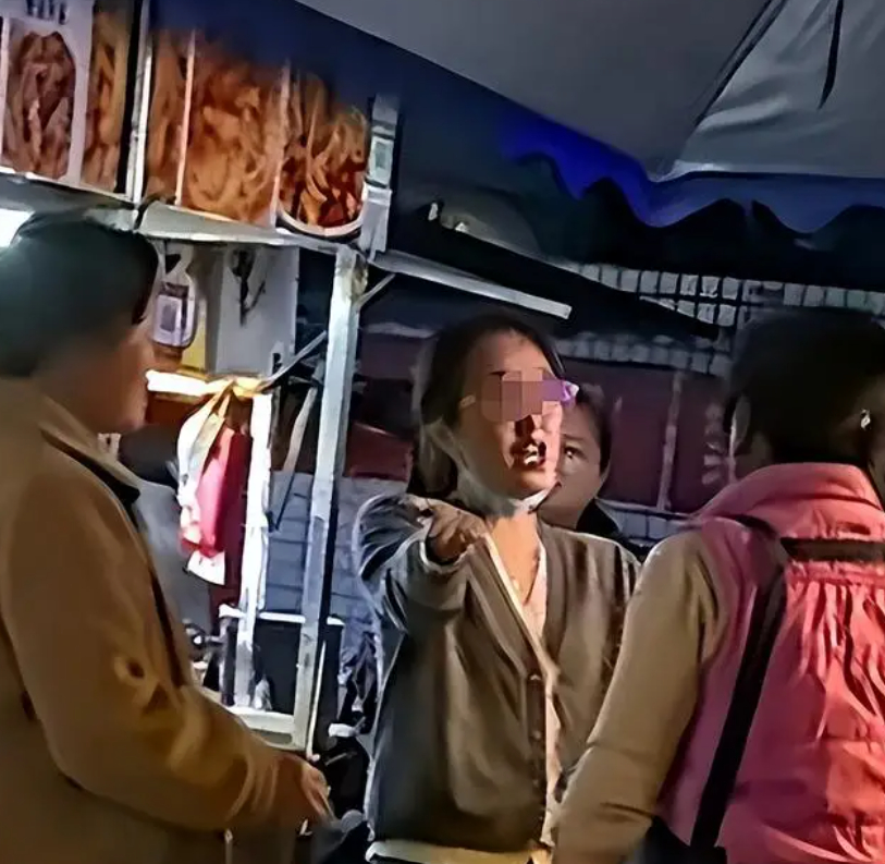 Cả gia đình đến bắt nạt bác bán hàng tội nghiệp