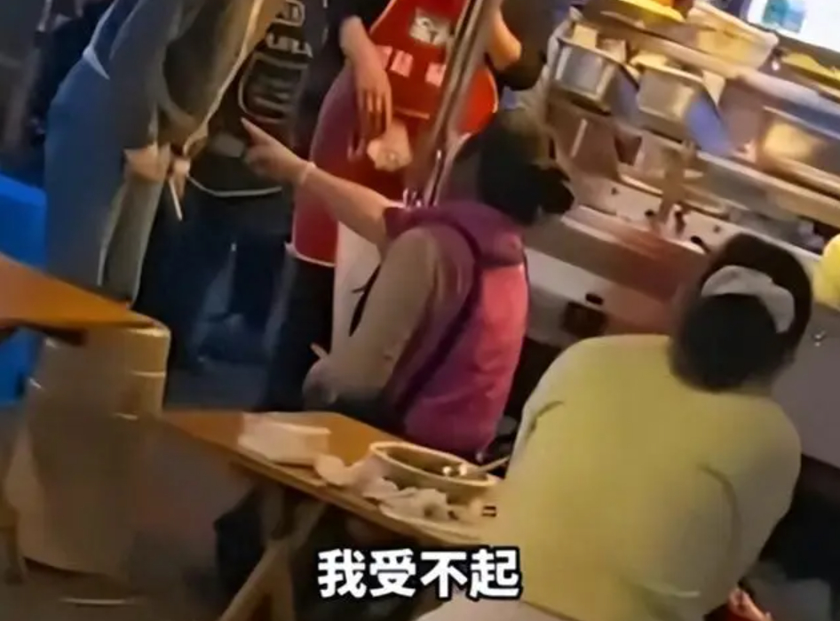 Bà Lý phải quỳ xuống xin lỗi