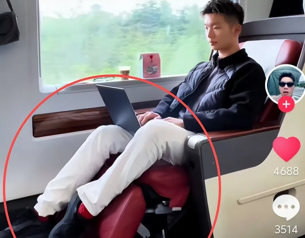 Vì muốn thể hiện bản thân, cậu đã cố mua một vé ghế hạng nhất tàu cao tốc, chụp nhiều bức ảnh rồi đăng lên mạng để khoe.