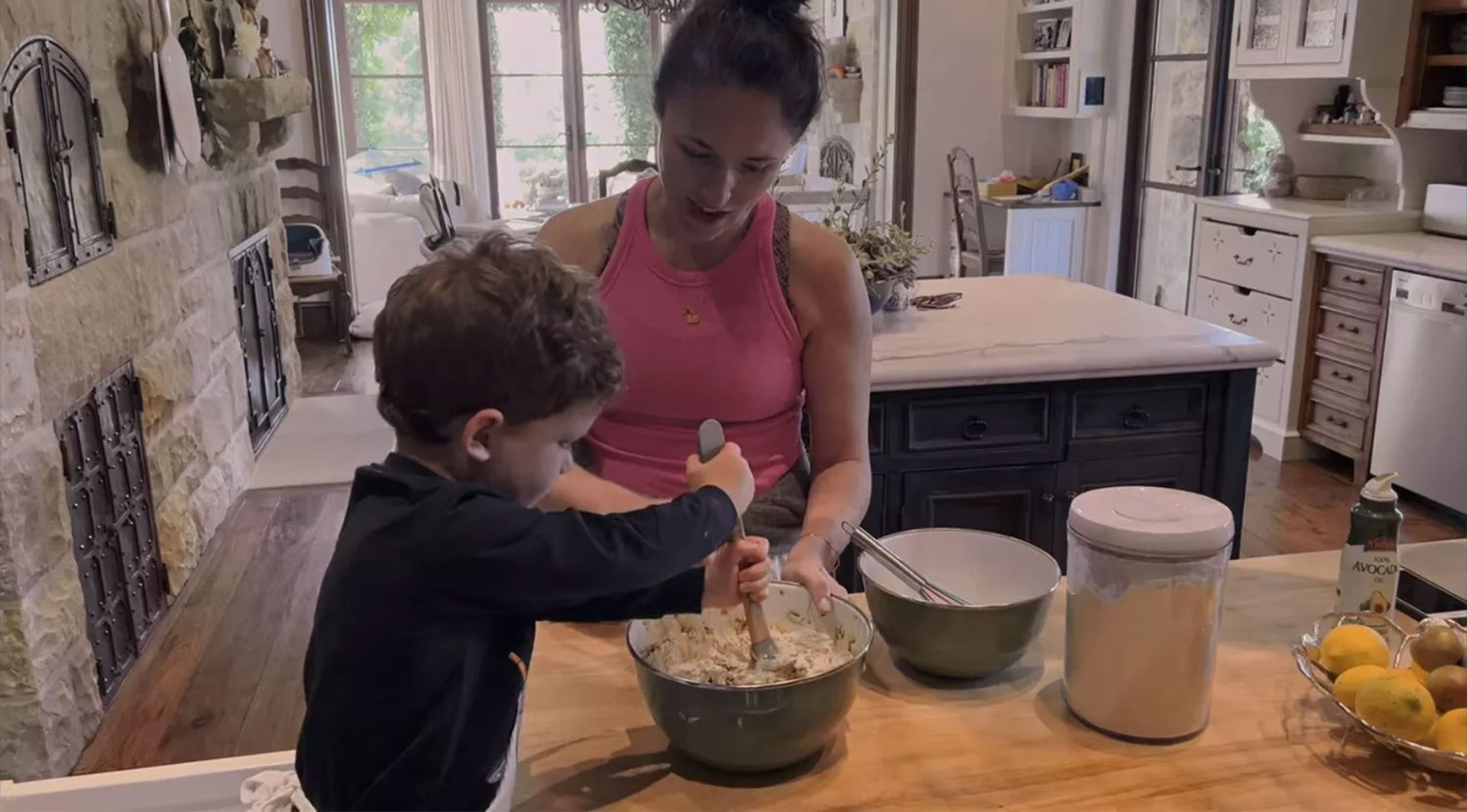 Meghan Markle bị Hoàng gia Anh chỉ trích vì bán nến 1,6 triệu đồng 