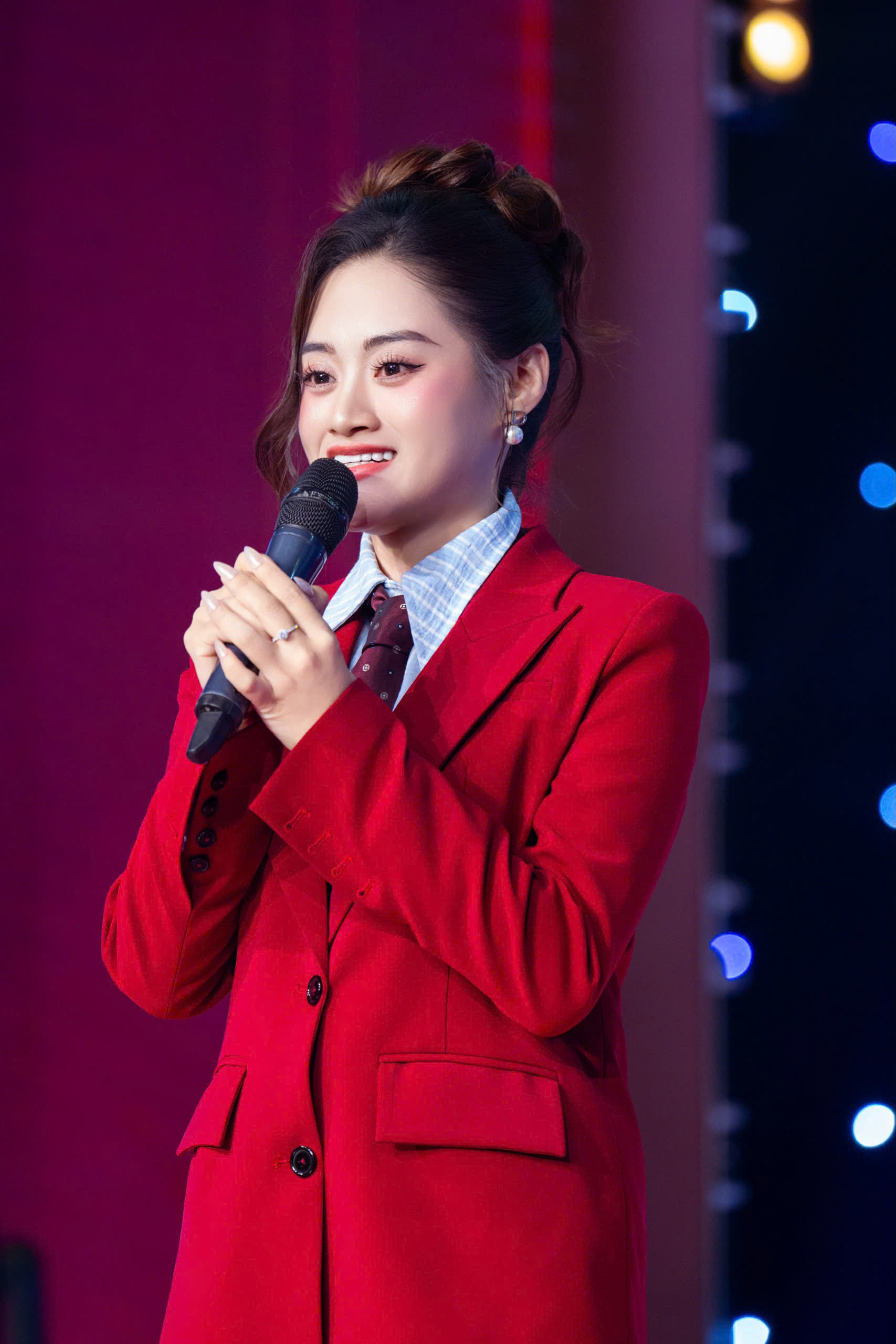 Ca sĩ Kyo York và Đại sứ Gabi Bảo Uyên trình diễn tại sự kiện công bố Trạm Di sản: Em Tây Bắc 2