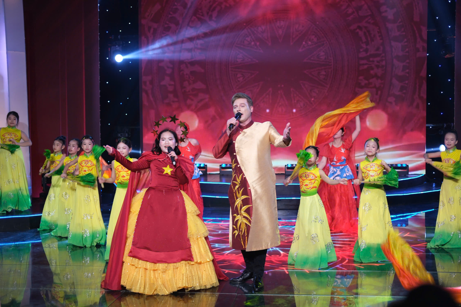 Ca sĩ Kyo York và Đại sứ Gabi Bảo Uyên trình diễn tại sự kiện công bố Trạm Di sản: Em Tây Bắc 2