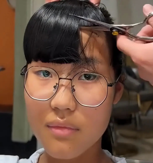 Cô con gái chán chường ra mặt