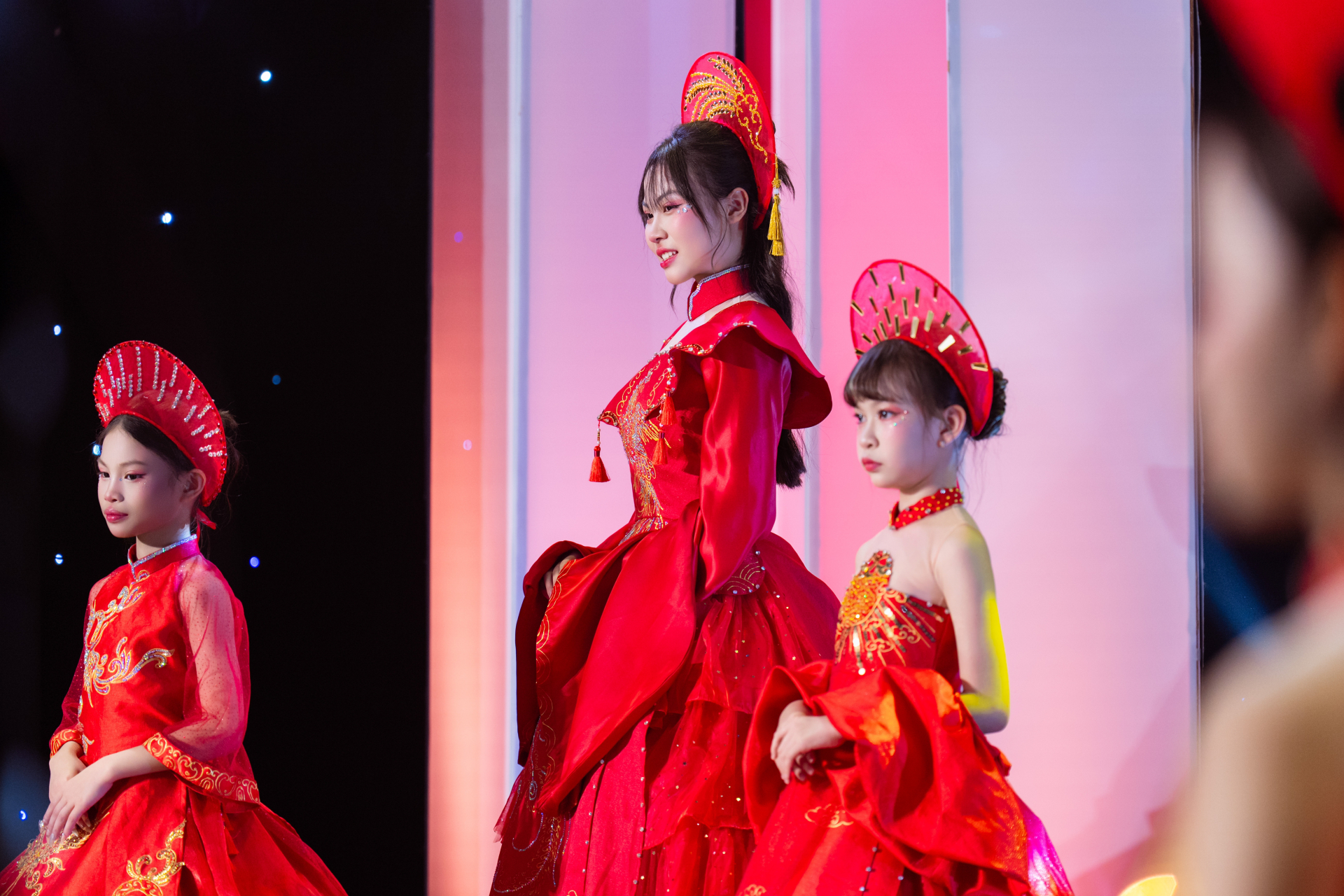 Ca sĩ Kyo York và Đại sứ Gabi Bảo Uyên trình diễn tại sự kiện công bố Trạm Di sản: Em Tây Bắc 2