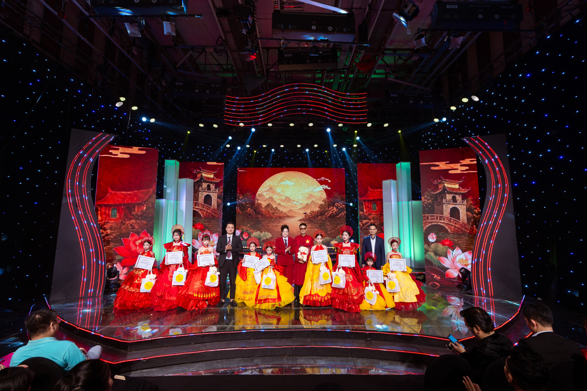 Ca sĩ Kyo York và Đại sứ Gabi Bảo Uyên trình diễn tại sự kiện công bố Trạm Di sản: Em Tây Bắc 2