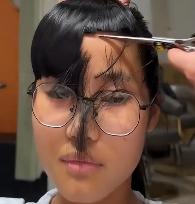 Người mẹ cố tình cắt kiểu tóc nham nhở cho con gái