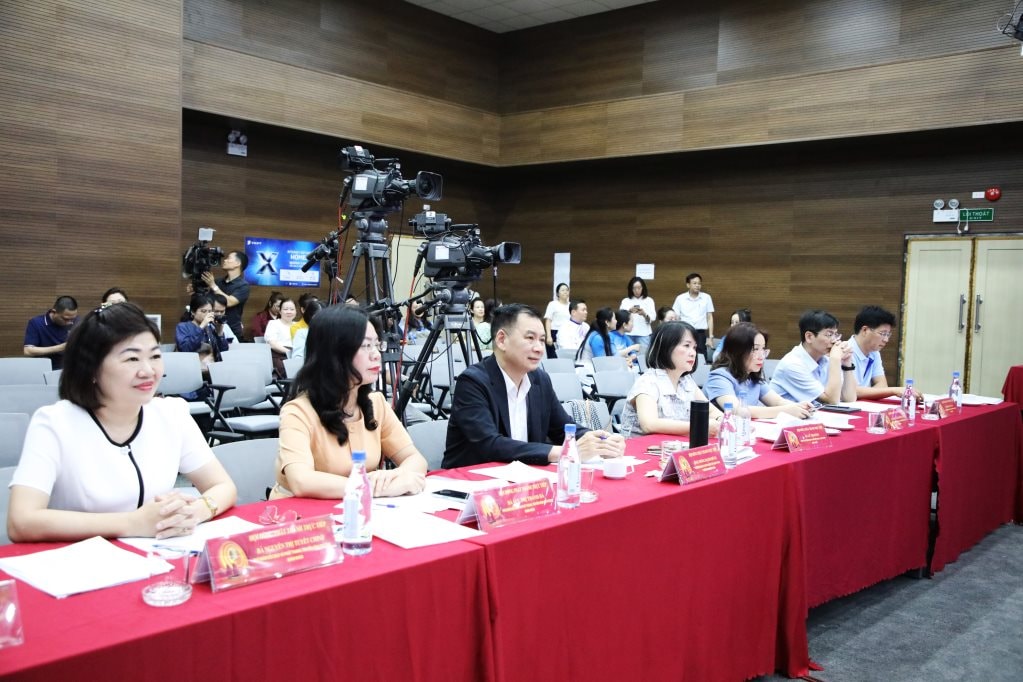 Từ tâm lũ Điện Biên đến cánh sóng trực tiếp: Chuyện người trưởng bản mang theo nhịp đập vùng cao