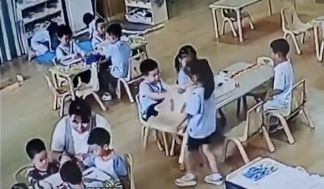 Điều khiến người ta chú ý không phải chỉ là việc em bé biết giúp đỡ mà là cách em nhận ra người khác đang cần gì. (Ảnh cắt từ clip)