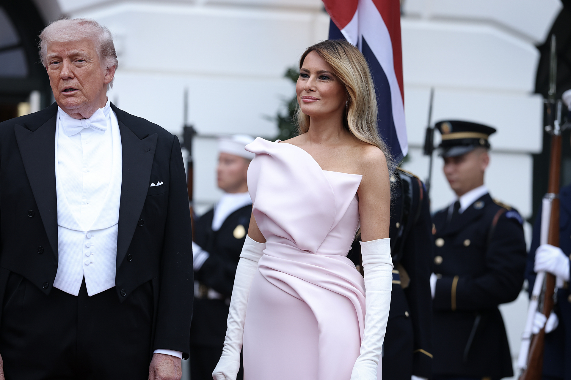 Melania cũng đeo găng tay da lộn màu trắng ngà và giày cao gót bằng lụa.