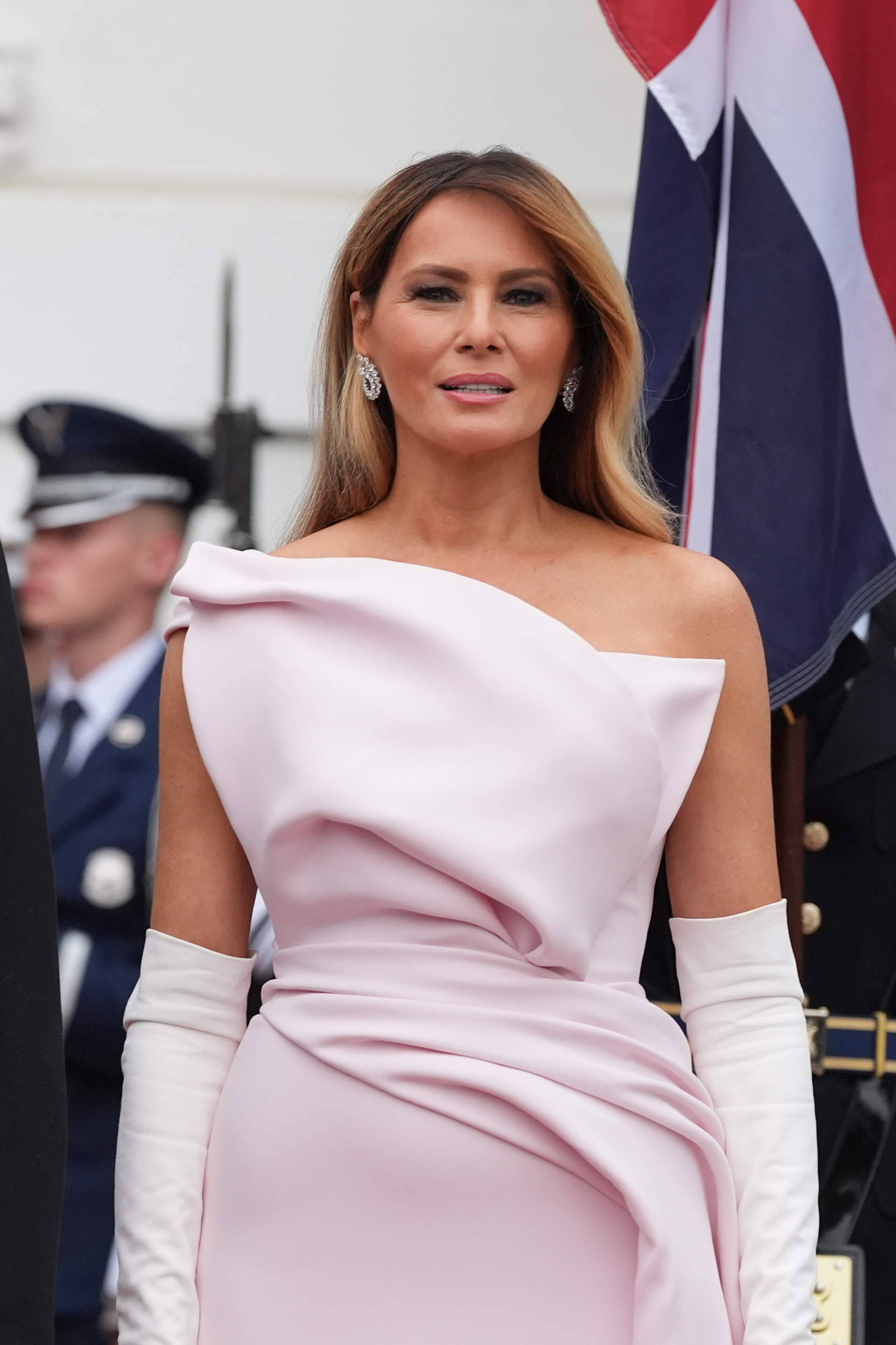 Bà Melania Trump đã xuất hiện tại bữa tiệc chiêu đãi cấp nhà nước tối thứ Ba cùng với Quốc vương Charles III và Vương hậu Camilla.