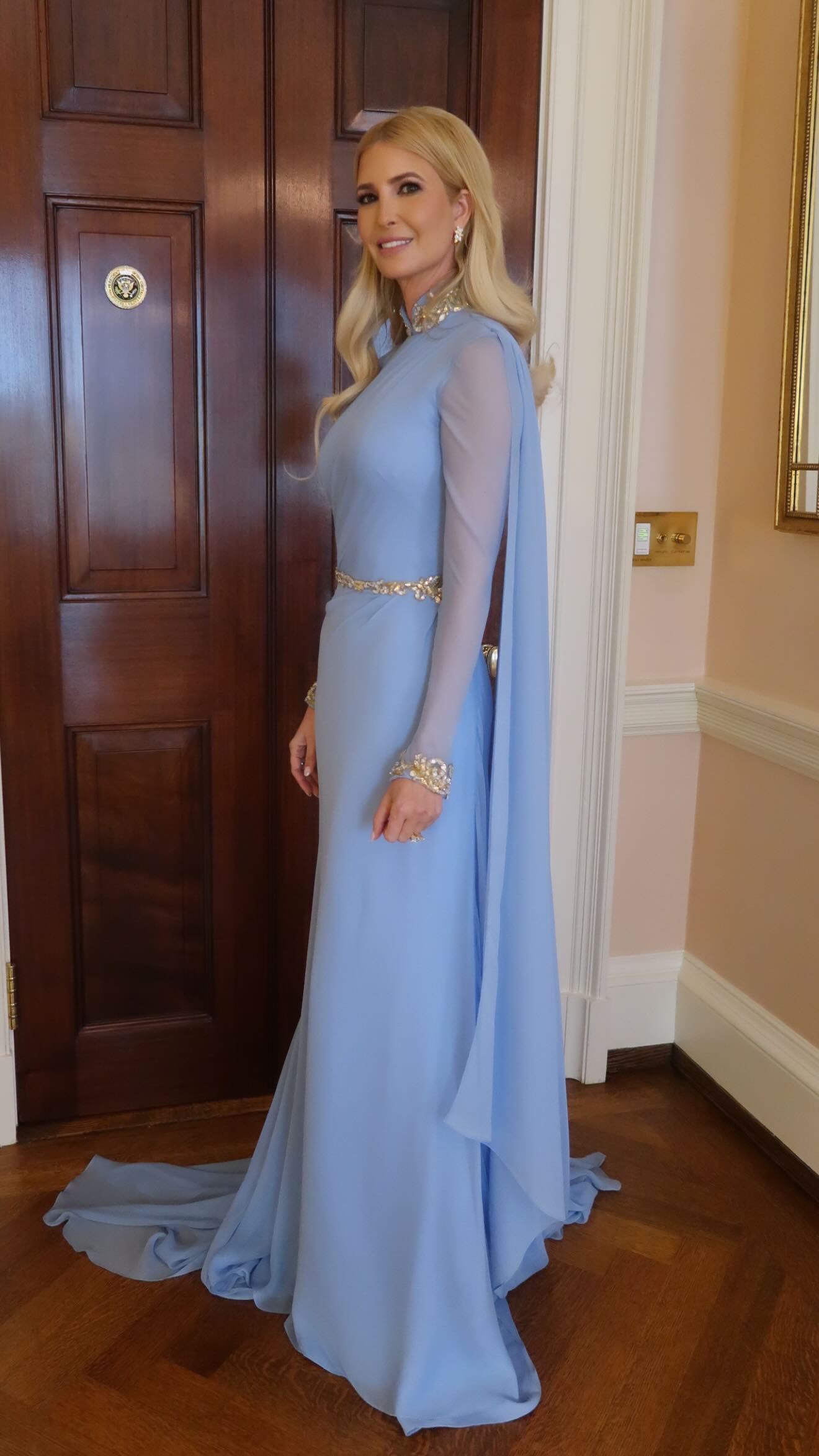 Ivanka Trump đã chia sẻ một bức ảnh chiếc váy màu xanh da trời nhạt mà cô mặc trong sự kiện này trên Instagram.