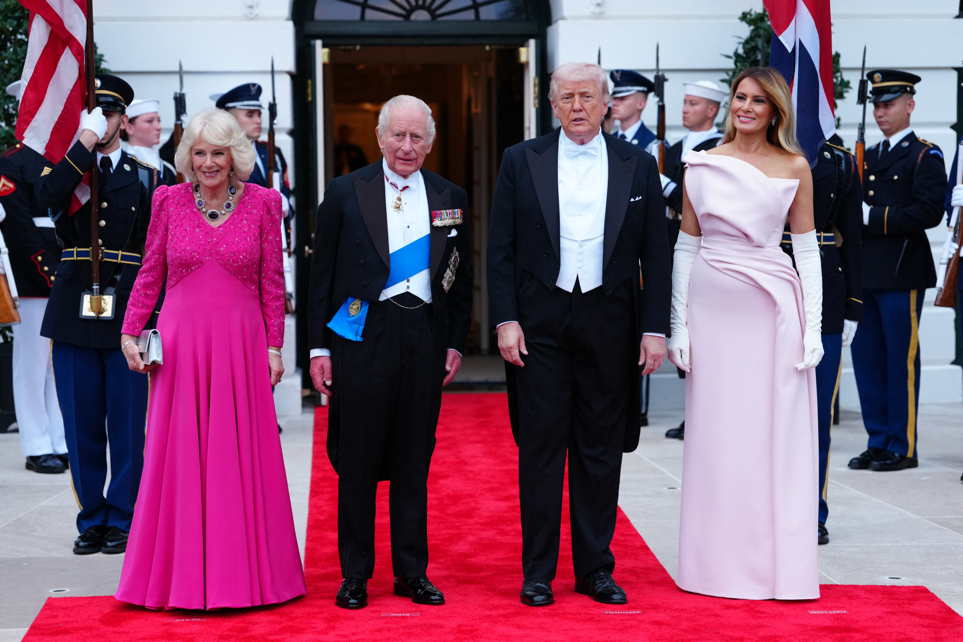 Đệ nhất phu nhân diện một chiếc váy quây bằng lụa màu hồng nhạt do Christian Dior thiết kế.