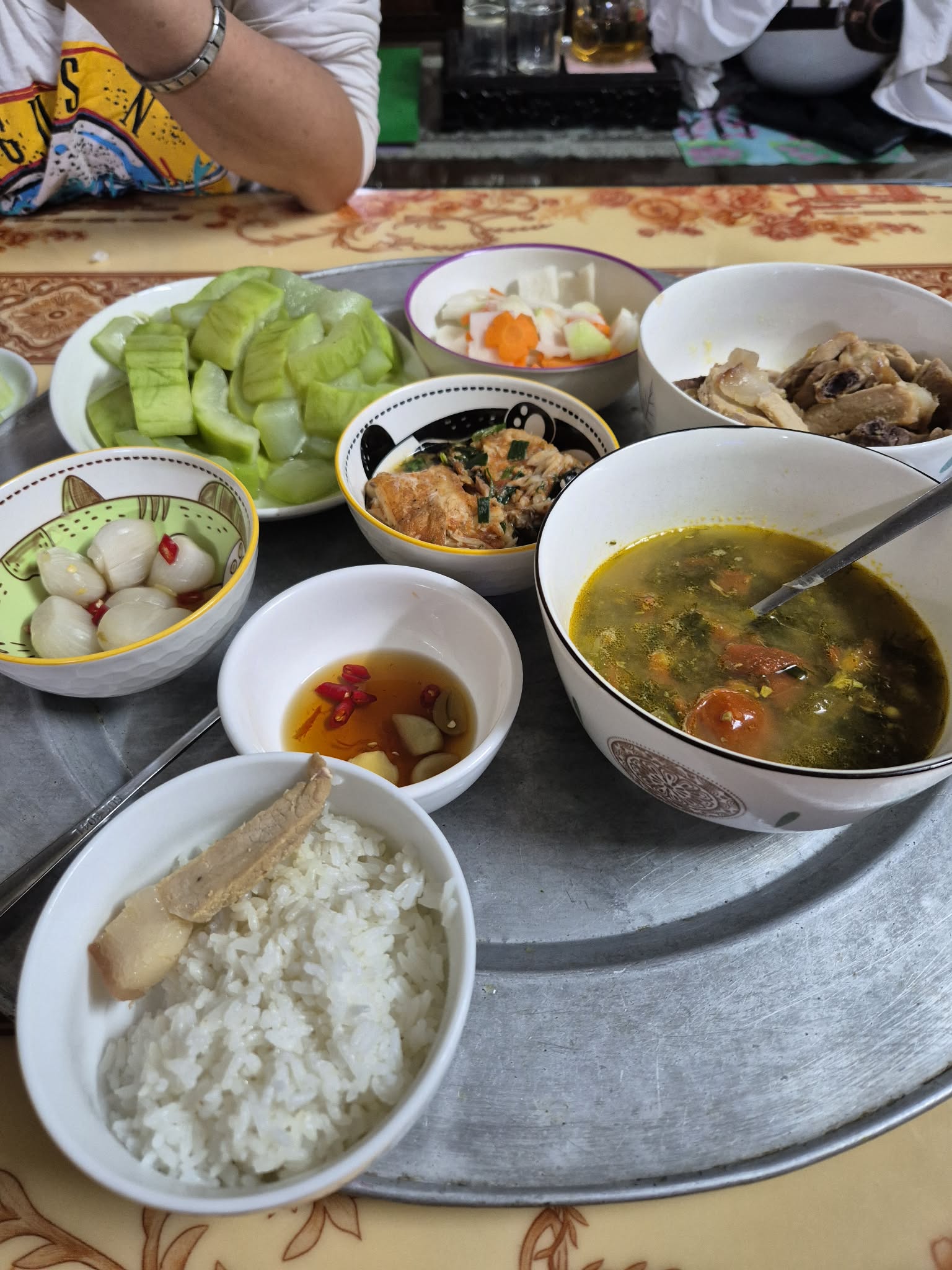 Ngày đầu về nghỉ lễ mẹ chồng bày mâm cơm mà tôi không muốn ăn, không hiểu sao bà lại làm vậy!